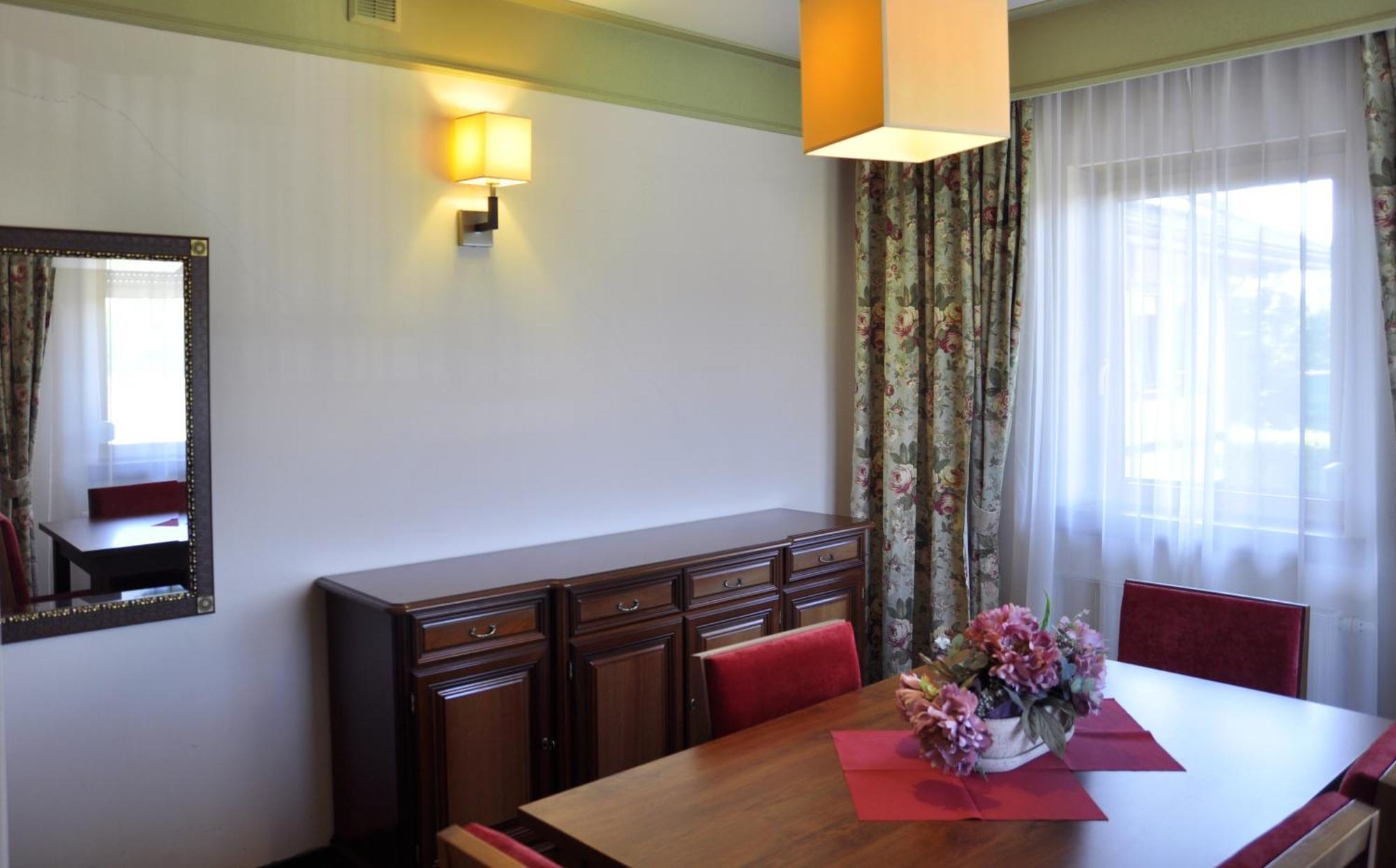 Ahotel Czechowice-Dziedzice Bagian luar foto