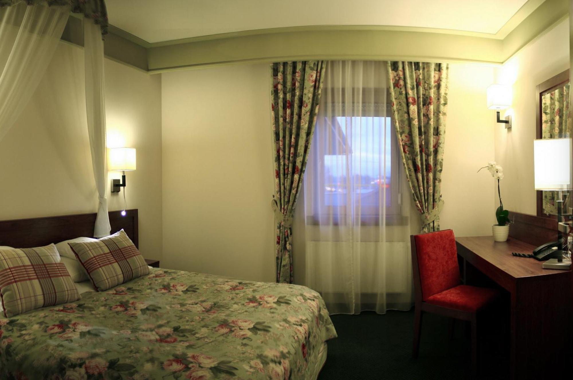 Ahotel Czechowice-Dziedzice Bagian luar foto